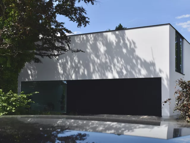 Massimmo Villa Cecilia moderne villa crepi aluminium voorgevel wit zwart